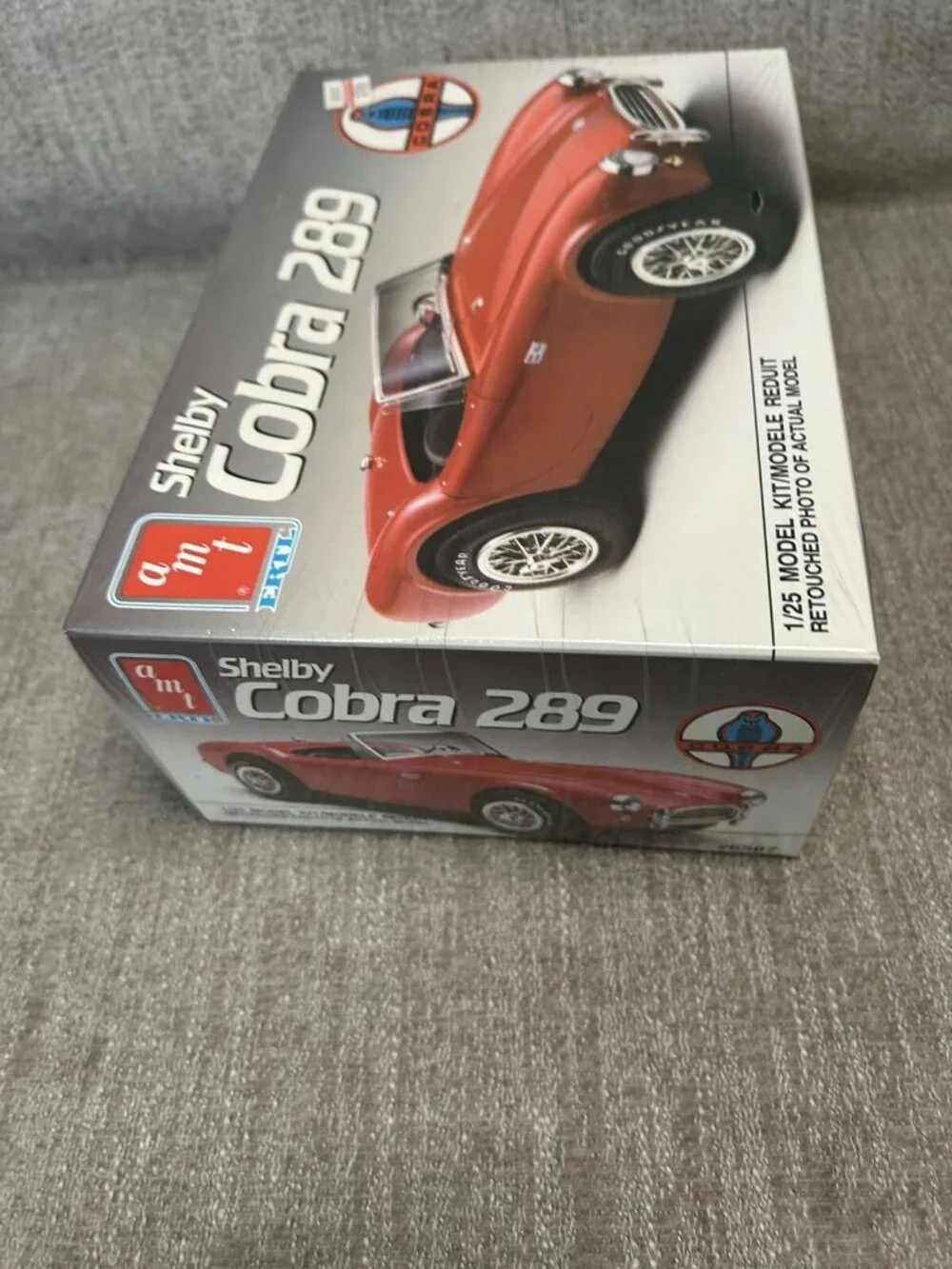 AMT Ertl 6587 1/25 Scale 1964 Ford Shelby Cobra 289 Roadster Plastic Model Kit